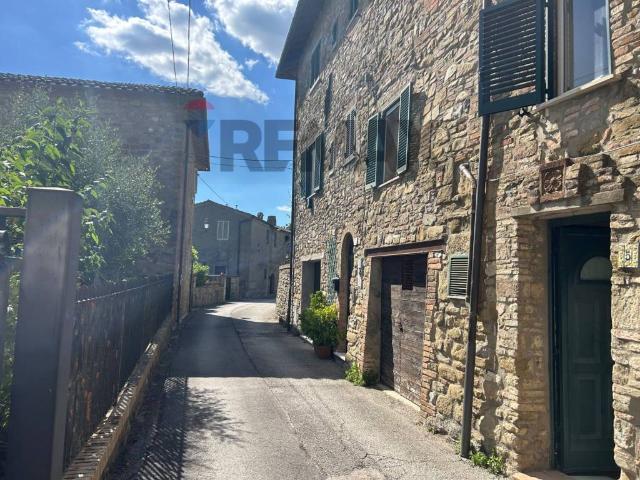 Vendesi casa indipendente a Perugia vicolo Del Falco, 5, Casa del diavolo