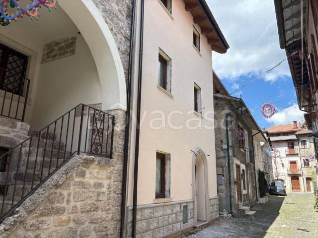 Vendesi casa indipendente a Pescasseroli via Valle del Fiume