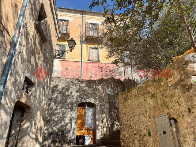 Vendesi casa indipendente a Pesche via Guglielmo Marconi, 17