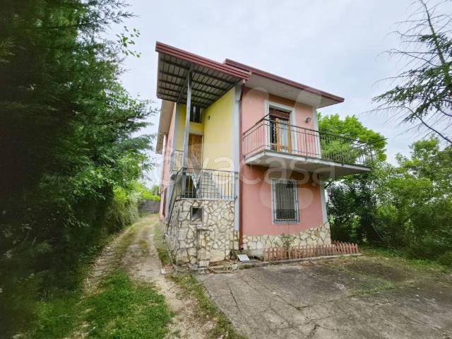 Vendesi casa indipendente a Pietradefusi