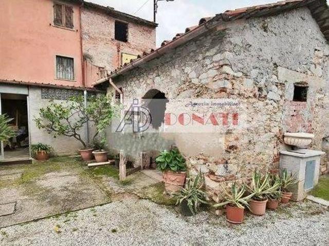 Vendesi casa indipendente a Pietrasanta