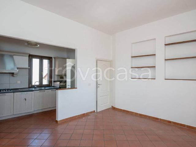 Vendesi casa indipendente a Pistoia via Fiorentina, Bottegone