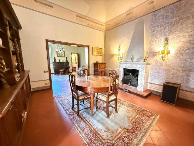 Vendesi casa indipendente a Prato, Centro Storico Duomo