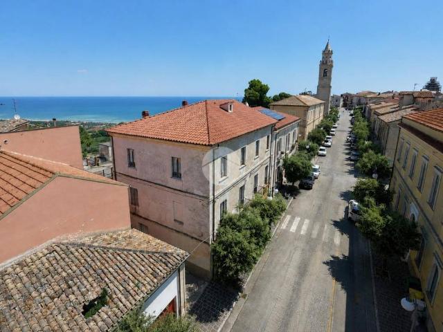 Vendesi casa indipendente a Roseto degli Abruzzi corso Umberto I, 43, Montepagano