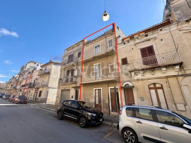 Vendesi casa indipendente a Ragusa via Generale Scrofani, 48, Centro città