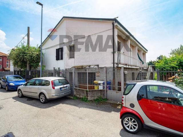 Vendesi casa indipendente a Rho via Petrarca, 94