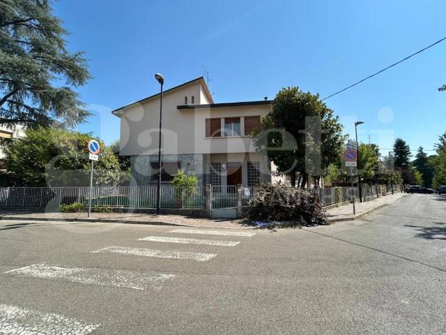 Vendesi casa indipendente a Riolo Terme via XXV aprile