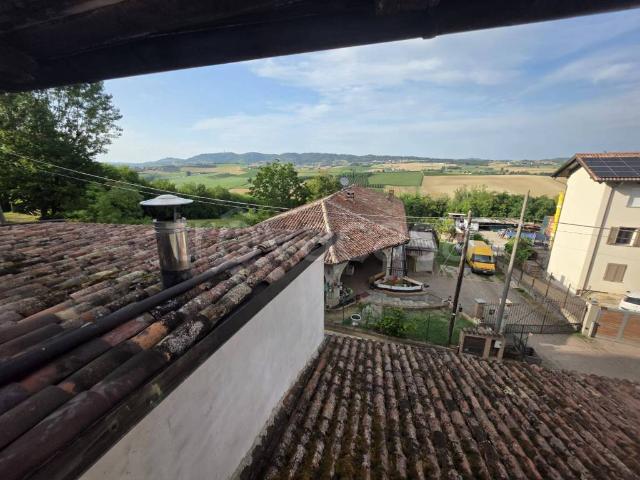 Vendesi casa indipendente a Tonco via Milani, 11