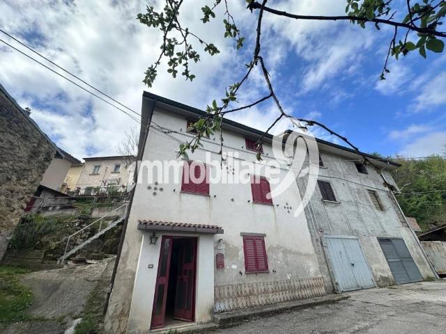 Vendesi casa indipendente a Tornimparte via Seola