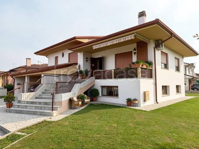 Vendesi casa indipendente a Trevignano vicolo Castello, Musano