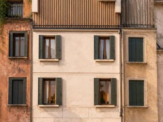 Vendesi casa indipendente a Treviso, Piazza del Grano Burchiellati