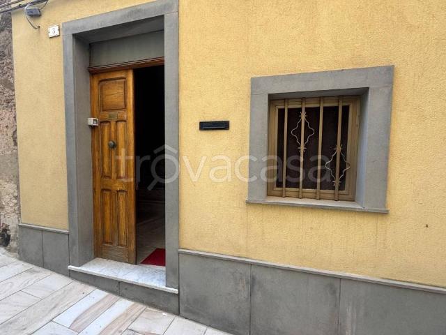 Vendesi casa indipendente a Troina via Bonanno, 3