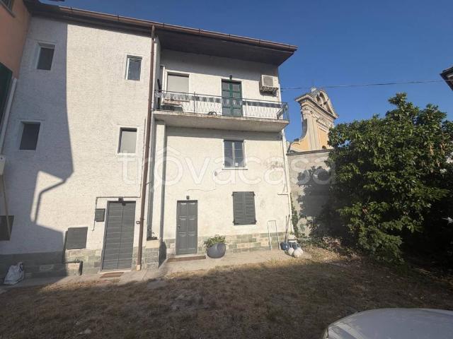Vendesi casa indipendente a Valera Fratta piazza Roma