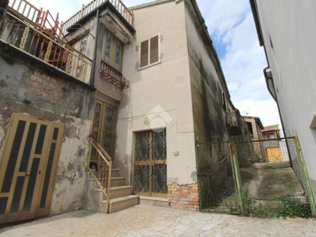 Vendesi casa indipendente a Valle Canzano, Canzano