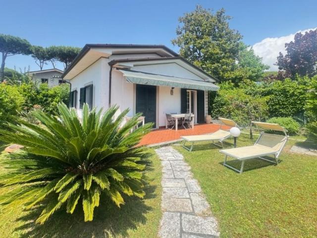 Vendesi casa indipendente a Vittoria Apuana, Forte dei Marmi