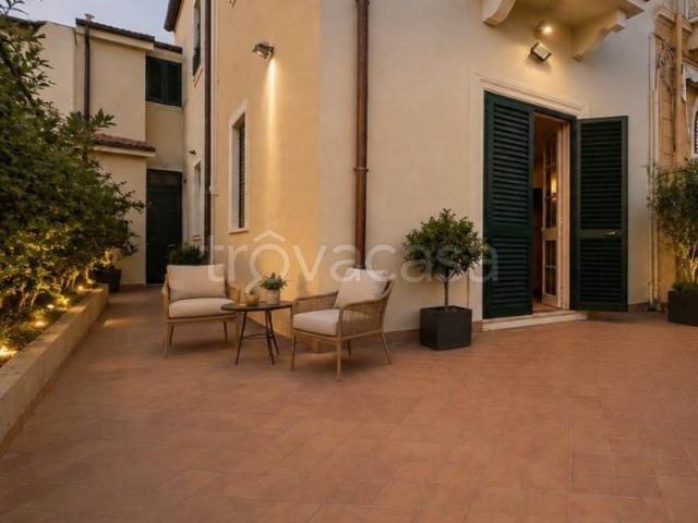 Vendesi casa indipendente a Viareggio via Gabriele d'Annunzio