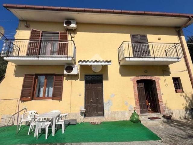 Vendesi casa indipendente ad Avellino