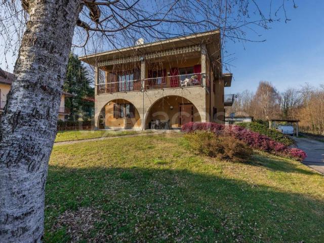 Vendesi casa indipendente ad Albizzate via XXV Aprile, 4