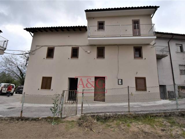 Vendesi casa indipendente ad Amandola via Villa Verri, 12