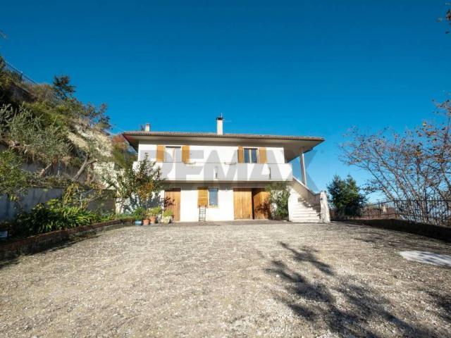 Vendesi casa indipendente ad Arcevia
