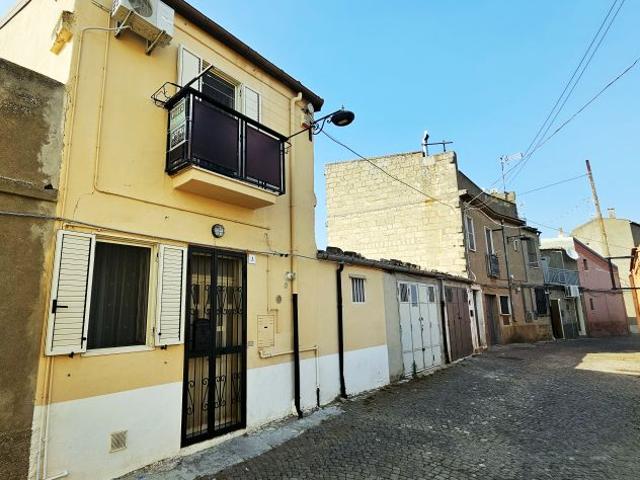 VENDESI CASA INDIPENDENTE CON GARAGE IN VIA VALLE DEL REALE 3 VENOSA PZ