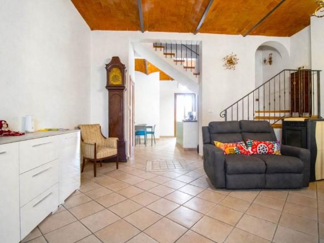 Vendesi casa semindipendente a Prato, Mezzana