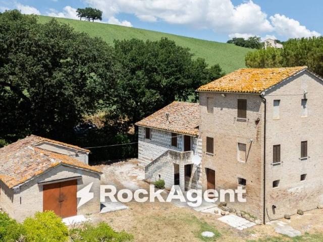 Vendesi casale a Magnadorsa, Arcevia