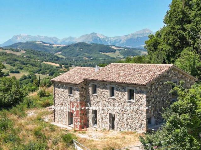 Vendesi casale a Monte San Martino
