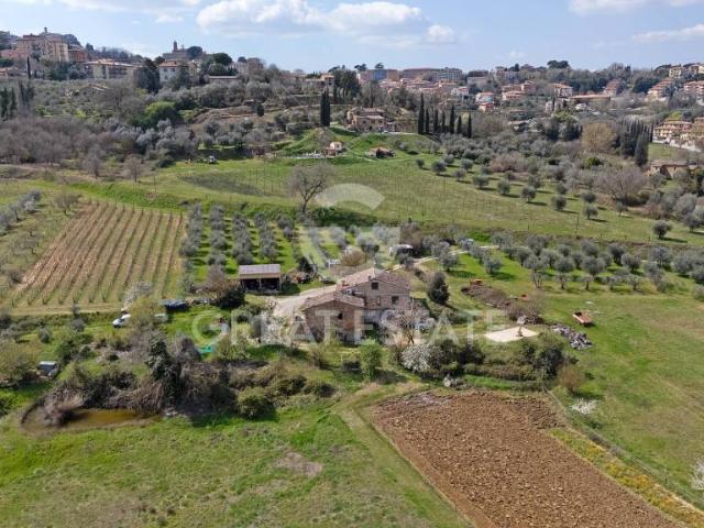 Vendesi casale a Montepulciano via delle Lettere