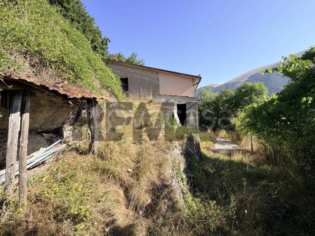 Vendesi casale a Opi