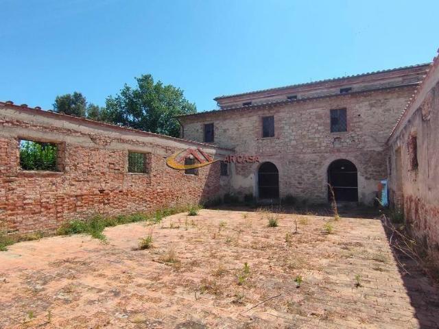 Vendesi casale a Castiglione del Lago