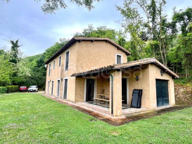 Vendesi casale a Castiglione in Teverina strada Sermugnano