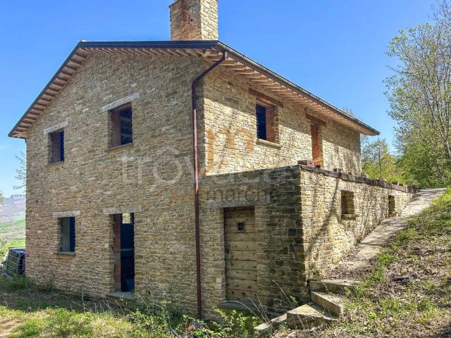 Vendesi casale a Carpegna