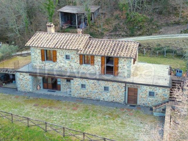 Vendesi casale a Cortona
