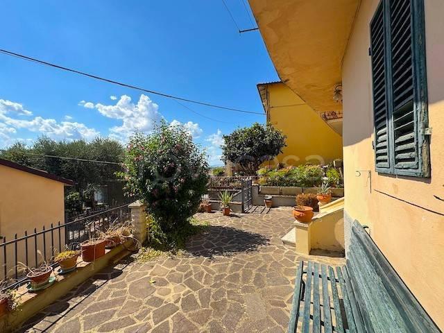 Vendesi casale a Cortona