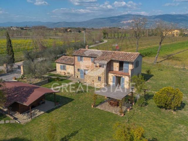 Vendesi casale a Cortona via Benedetti