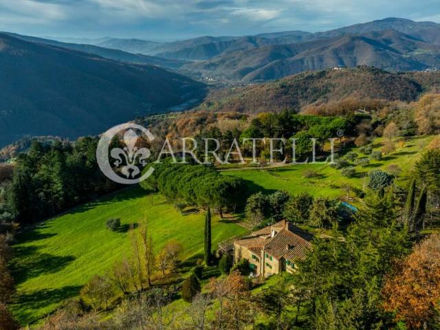 Vendesi casale a Dicomano