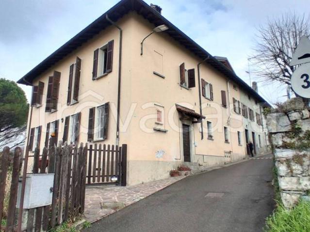 Vendesi casale a Erba via Cesare Beccaria, 1