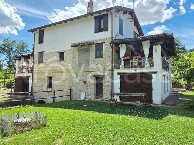 Vendesi casale a Pergola