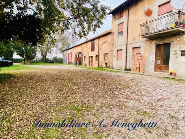 Vendesi casale a Roverbella