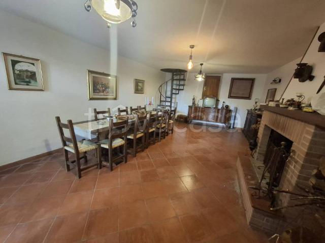 Vendesi casale a Spoleto