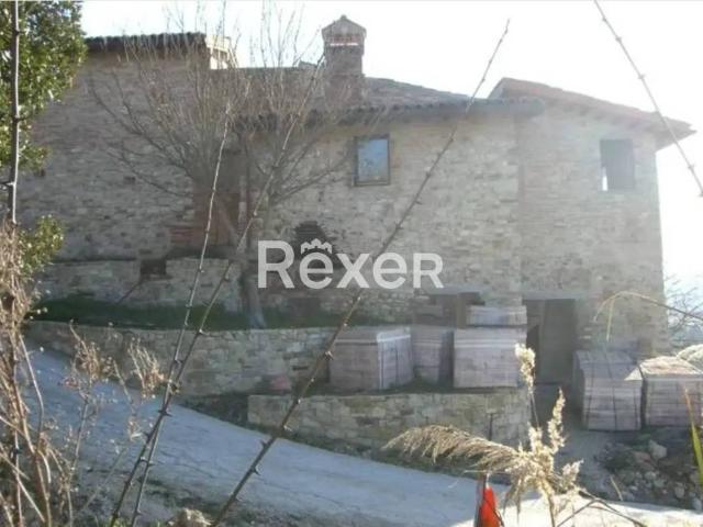 Vendesi casale a Todi