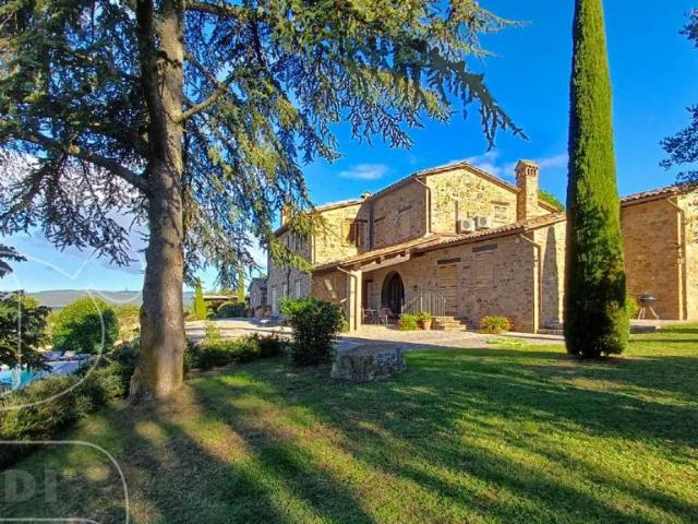 Vendesi casale a Todi