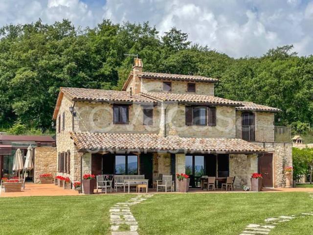 Vendesi casale a Todi
