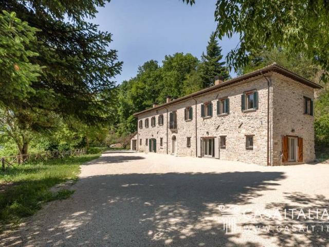 Vendesi casale a Visso largo Gregorio XIII
