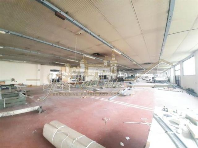 Vendesi Capannone Commerciale e Uffici