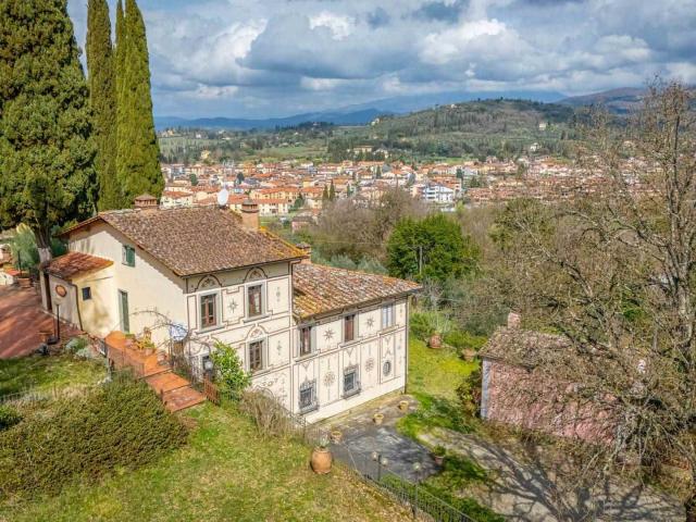 Vendesi caratteristica villa con due dependance e cappella c. 375m² Arezzo