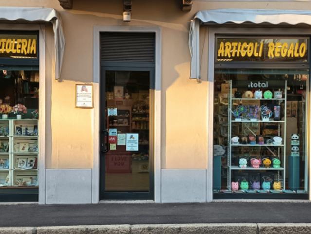 Vendesi cartoleria e articoli regalo attiva da 25 anni
