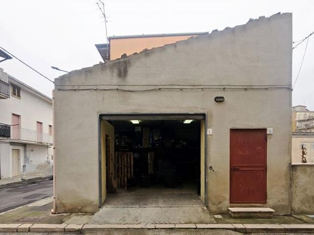 VENDESI COMODO GARAGE DI 80 MQ IN VIA CAIROLI, 1 e 3 – VENOSA