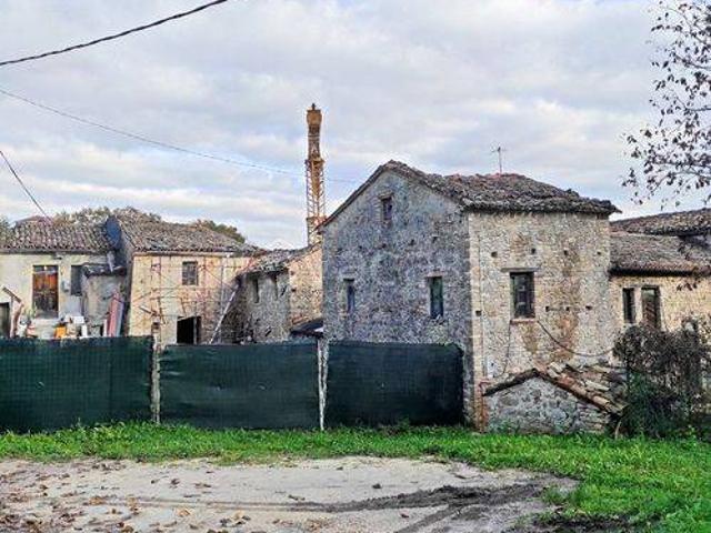 Vendesi corte a Cingoli